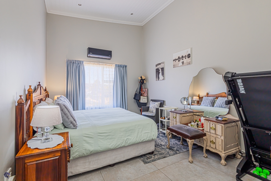 5 Bedroom Property for Sale in Myburgh Park Western Cape